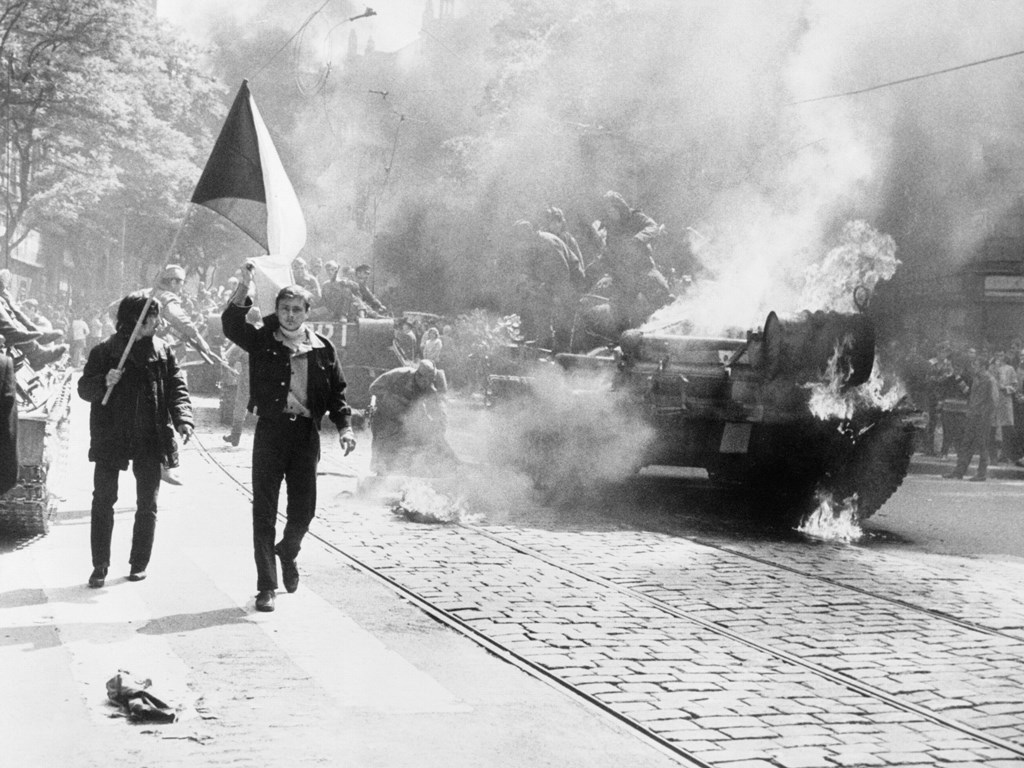 Ręce precz od Czechów! Polacy wobec inwazji na Czechosłowację w 1968 r.