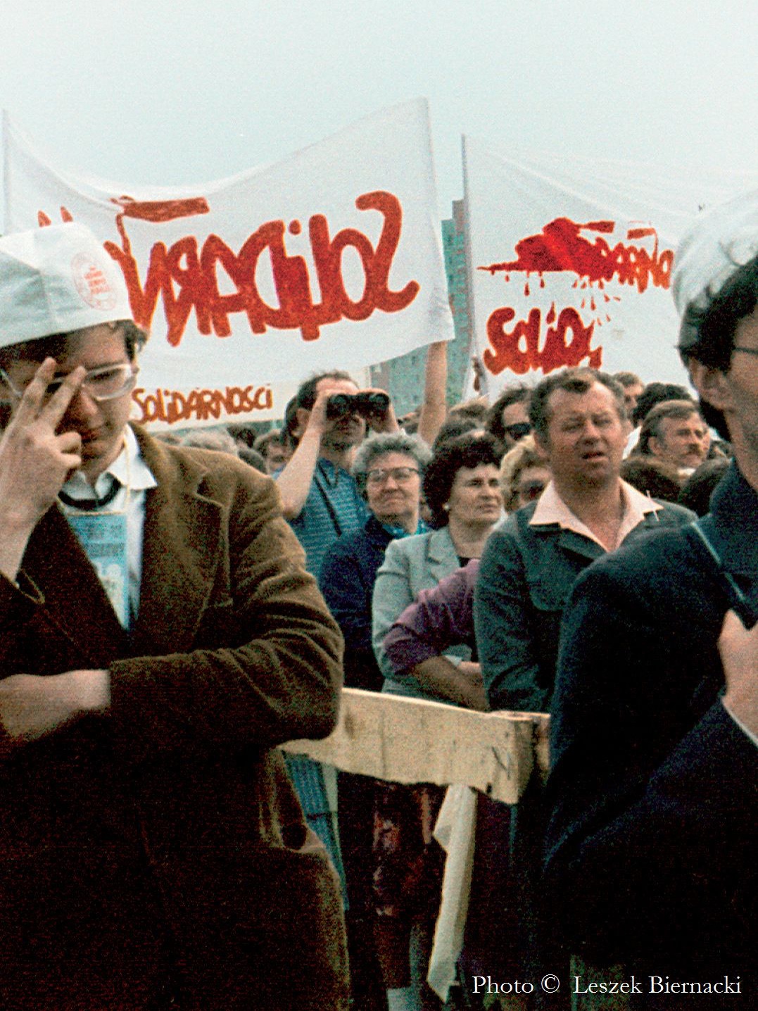 Paweł Adamowicz (z lewej) podczas papieskiej mszy na gdańskiej Zaspie 12 czerwca 1987 r.