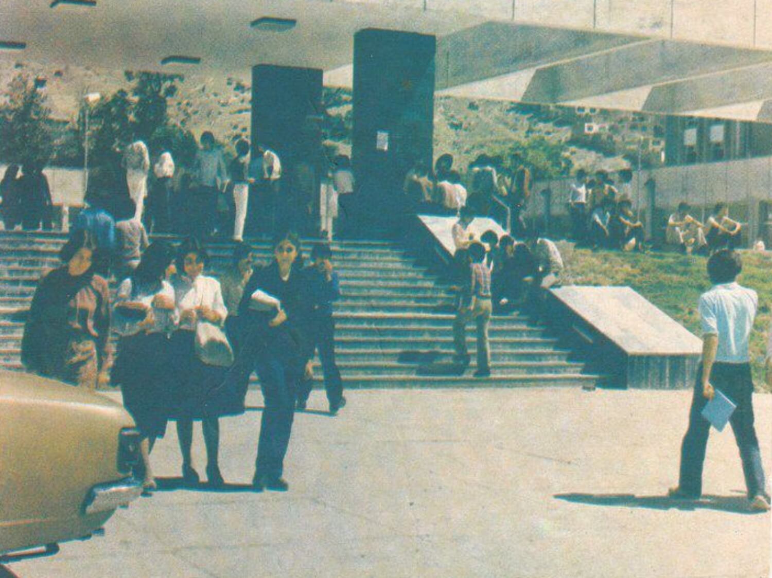 Wejście do szkoły medycznej w Kabulu przed wybuchem wojny w Afganistanie w 1978 r.