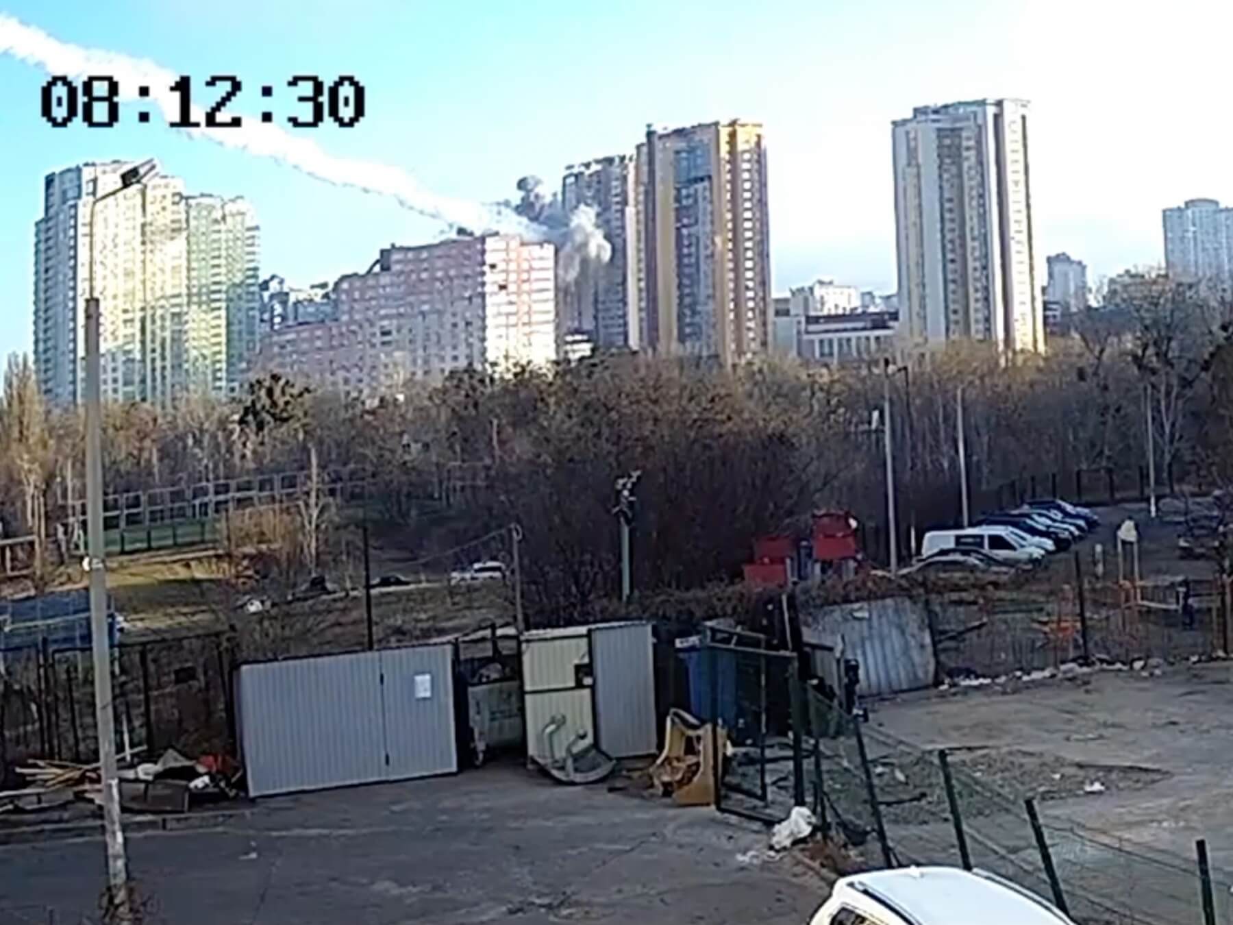 Rosyjski pocisk trafia w blok mieszkalny w Kijowie 26 lutego