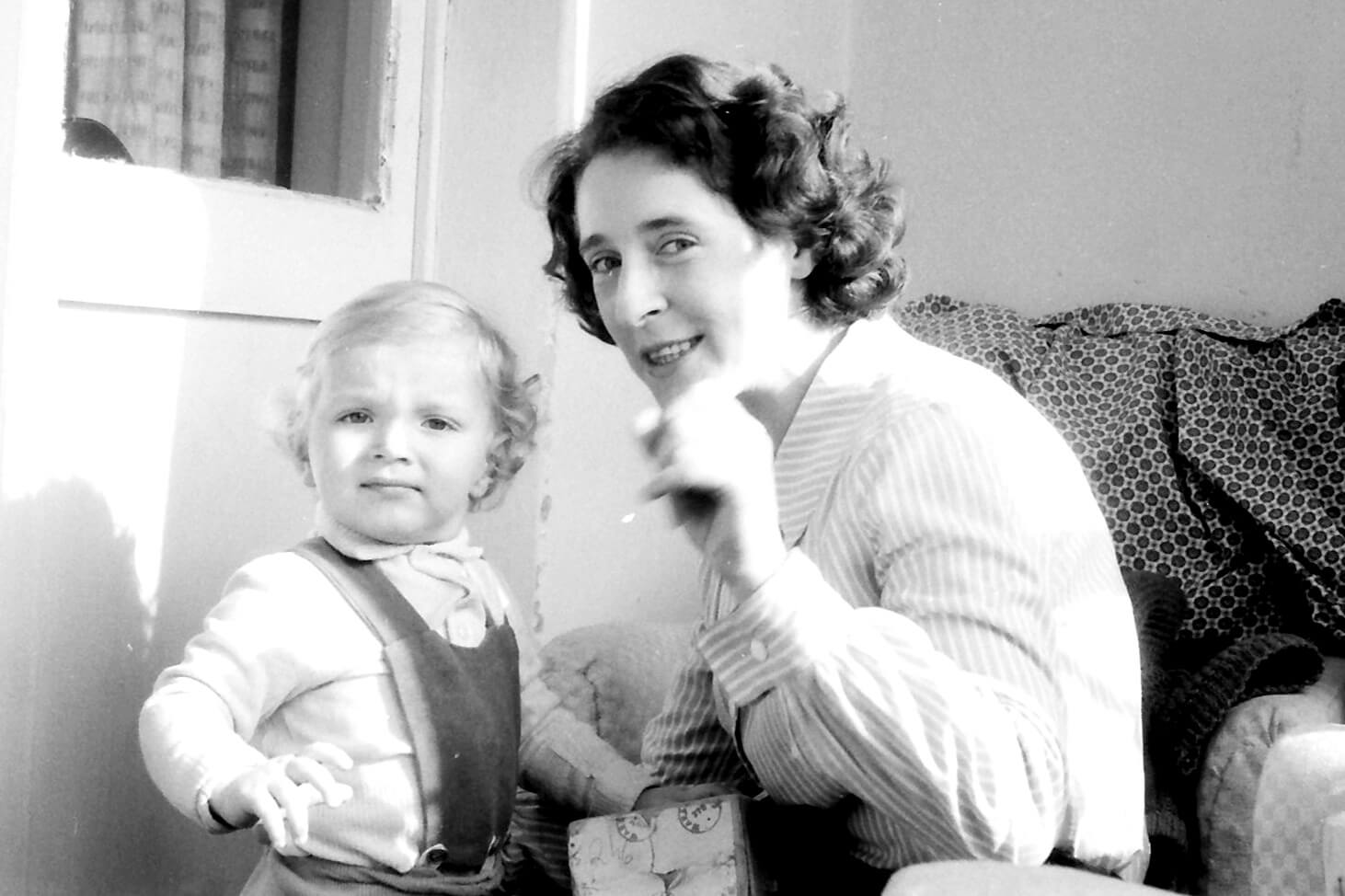 Z mamą na werandzie przy al. Szkarłatnych Dębów, 1965