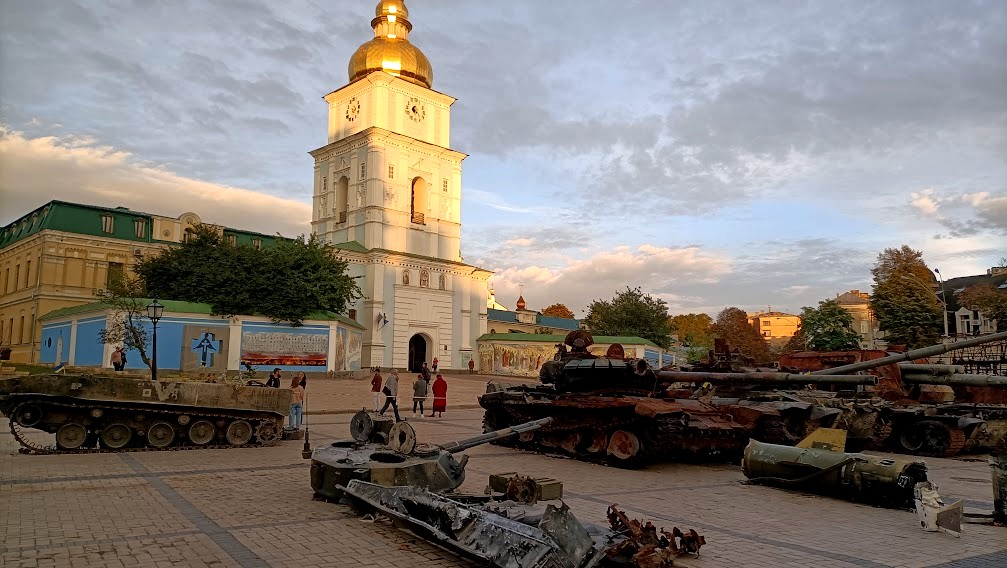 Na placu przed monasterem św. Michała ustawiono zniszczony rosyjski sprzęt wojskowy