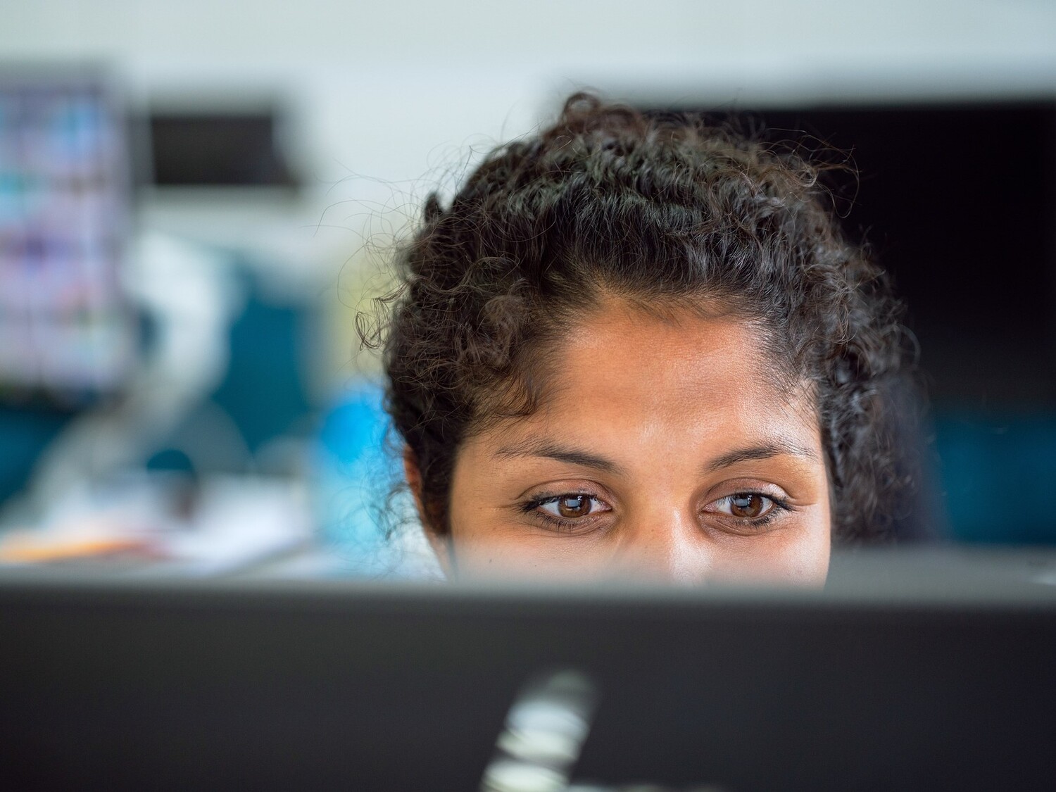 Dlaczego warto myć nasze mózgi? Raport z higieny cyfrowej dorosłych