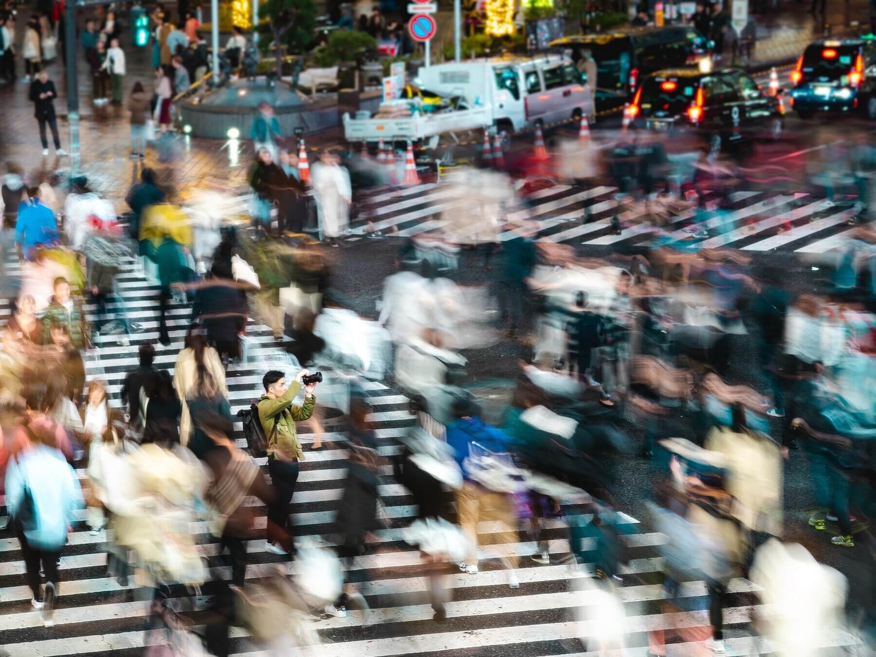 Jak zapamiętać życie bez pomocy AI? „Gównowacenie” internetu i wartość relacji